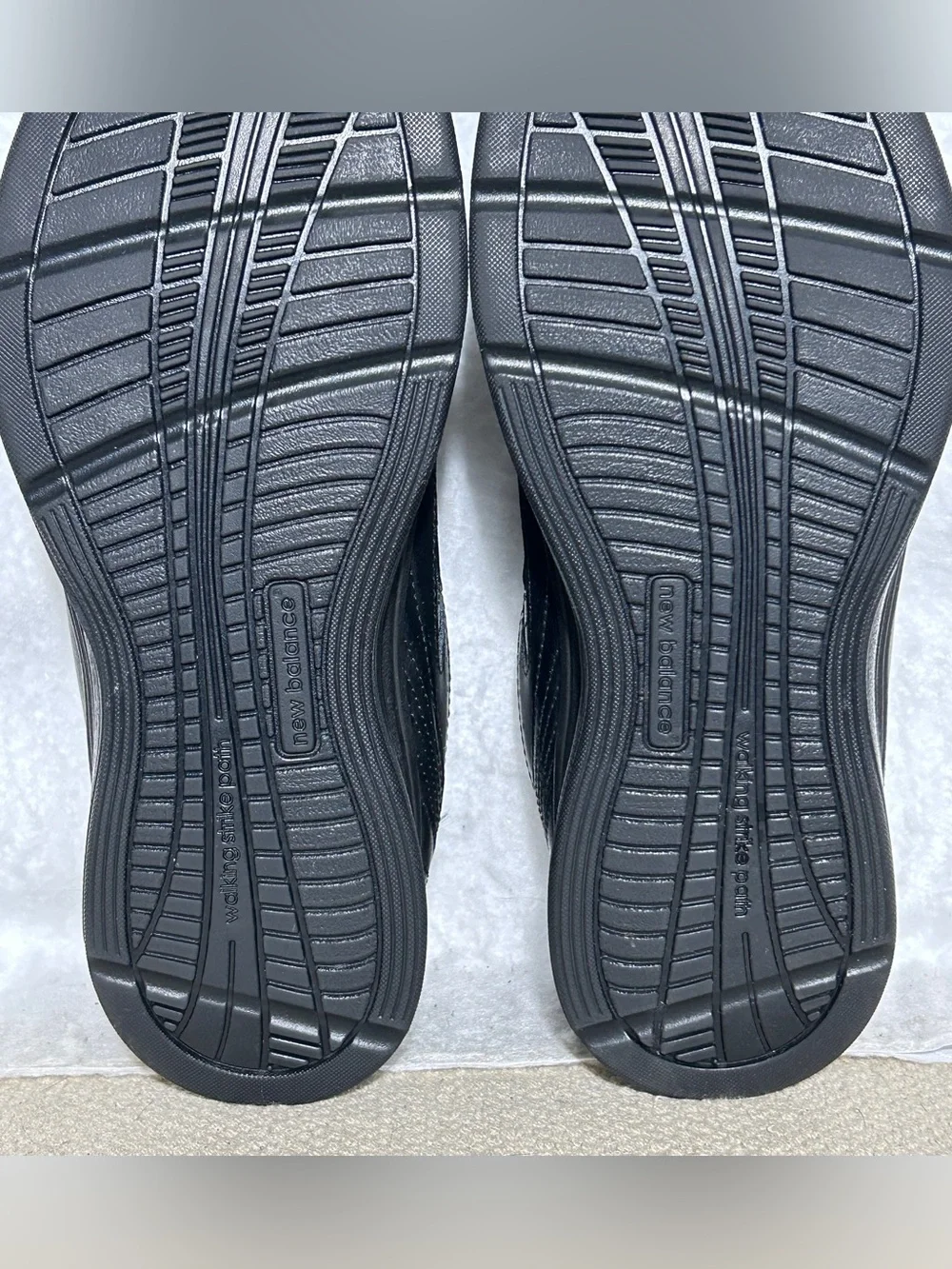 New Balance 577 Womens Black Leather Hook and Loop Walking Sneakers Shoes SZ 9